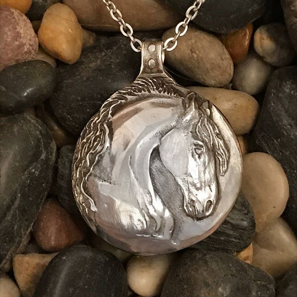 Étalon, pendentif friesian horse head en étain argenté