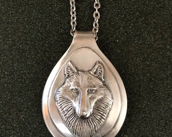 Wolf Spirit, espíritu de lobo , tear drop pendant in pewter