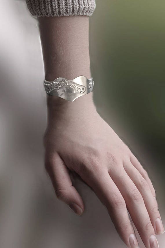 silvery pewter slim Horse Lady Gifts Horse Hearts cuff bracelet silvery pewter slim Horse Lady Gifts Horse Hearts cuff bracelet