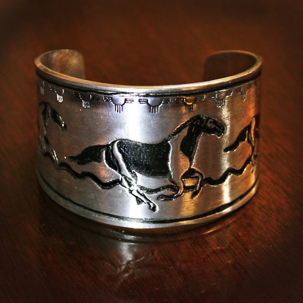 Paint horse cuff bracelet handmade by the artist USA in silvery pewter