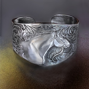 Quarter Horse Bracelet, QH bust on silvery pewter cuff