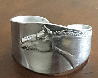 Paard armband, Mustang Tsali Paard manchet armband in zilverachtige tin