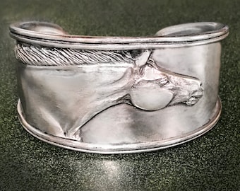 Brazalete de caballo pura sangre en peltre brillante