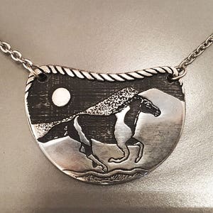 Paardensieraden, chokerketting met verfpaard