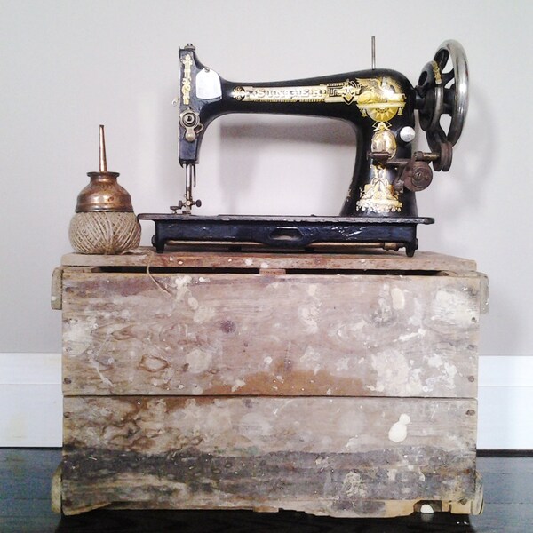 Vintage 1901 Black and Gold Singer Sewing Machine