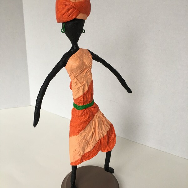 Danseur africain avec la robe orange