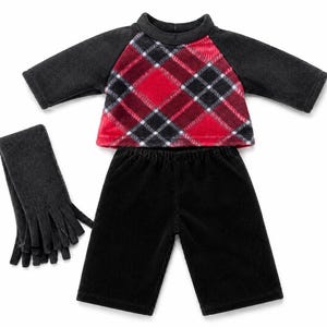 Peut inclure: Une tenue de poupée composée d'un haut à manches longues avec des manches noires et un panneau avant à carreaux rouges, noirs et blancs, un pantalon en velours côtelé noir et une paire de gants noirs. Cet ensemble est pour une petite poupée.