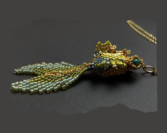 Colgante de pez dorado: collar de cuentas tejidas a mano