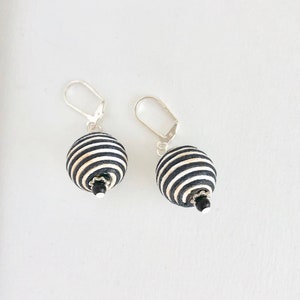 Black and white earrings, Dangling black earrings, white and black round bead earrings, Black and white dangling earrings