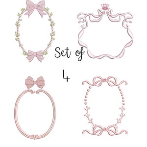 Op de afbeelding: Set van vier roze en witte decoratieve frames met strikken en bloemmotieven. De frames zijn ovaal en rechthoekig van vorm. De tekst "Set of 4" is geschreven in zwarte cursieve letters.