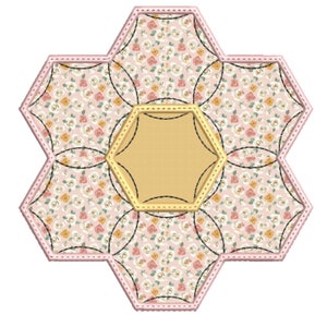 Może przedstawiać: Heksagonalna podkładka pod kubek w kolorze różowym i białym z kwiatowym wzorem i złotym środkiem. Podkładka ma obszyty brzeg.