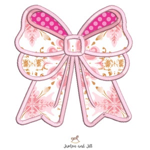 Op de afbeelding: Een roze en witte strik met een bloemenpatroon en roze stippen. De strik is een decoratief element voor knutselen en projecten.