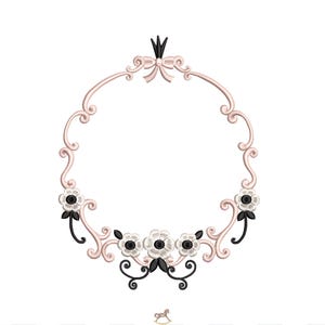 Op de afbeelding: Een decoratief, ovaalvormig frame met een lichtroze omtrek en sierlijke krullen. Het frame is versierd met witte en zwarte bloemaccenten en een kleine kroon en strik aan de bovenkant. Het ontwerp is geplaatst tegen een witte achtergrond.