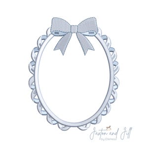 Può includere: Un disegno ricamato ovale azzurro con un fiocco in alto. La cornice ha un bordo smerlato. Il disegno è su sfondo bianco. Il testo "Jaxton and Jill by ElleHess" è in basso.