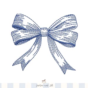 Puede incluir: Un diseño de lazo bordado en azul y blanco, con detalles intrincados. El lazo tiene una forma clásica con colas largas y está elaborado con detalles de puntadas complejos. El diseño se presenta sobre un fondo blanco limpio.