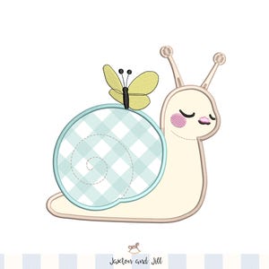 Puede incluir: Ilustración caprichosa de un caracol con una concha a cuadros azul claro y blanco, una mariposa amarilla y ojos cerrados. El caracol tiene mejillas rosadas y un cuerpo beige claro. La imagen tiene el texto "Jaxton and Jill" en la parte inferior.