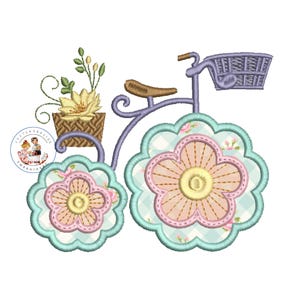 Könnte beinhalten: Ein lila Fahrrad mit einem Weidenkorb voller Blumen. Die Fahrradreifen sind mit rosa und blauen Blumen verziert.