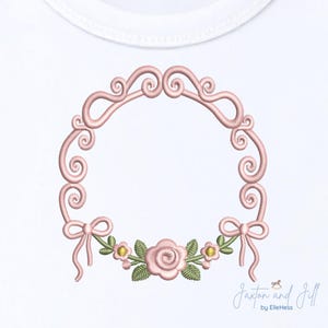 Diseño de marco de bordado floral, corona ovalada de rosas vintage, archivo de bordado con marco de lazo, borde de monograma para guardería