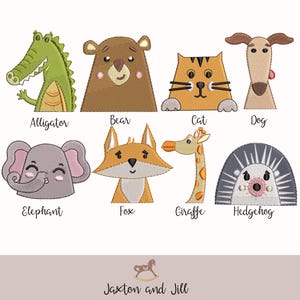 Könnte beinhalten: Gestickte Tiergesichter, darunter ein Alligator, ein Bär, eine Katze, ein Hund, ein Elefant, ein Fuchs, eine Giraffe und ein Igel. Jedes Tier hat eine andere Farbe und einen einzigartigen Ausdruck. Das Wort "Alligator" steht darunter.