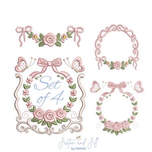 Puede incluir: Conjunto de 4 diseños de bordado con rosas rosas, lazos y mariposas. Incluye una guirnalda floral, un marco ovalado y dos marcos circulares. El texto "Set of 4" es azul claro.