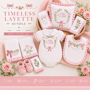 Peut inclure: Un ensemble de layette pour bébé comprenant un body blanc à manches courtes, un bavoir, un coussin carré et plusieurs linges rectangulaires, brodés de roses roses, de nœuds et du prénom Elle, avec des bordures en vichy rose.