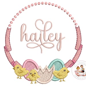 Könnte beinhalten: Ein rosa-weißer Osterkranz mit einem rosa Band und dem Namen "hailey" in Kursivschrift. Zwei gelbe Küken sitzen unten am Kranz.