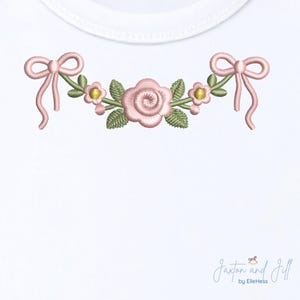 Disegno di bordo ricamato floreale, ghirlanda ovale con rose vintage, file di ricamo con fiocco, bordo monogramma per cameretta dei bambini