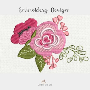 Puede incluir: Diseño bordado con una rosa rosa, hojas verdes y flores rosas. El diseño es perfecto para agregar un toque de encanto floral a cualquier proyecto.