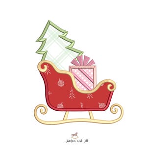 Può includere: Illustrazione festosa di una slitta natalizia rossa con pattini dorati, riempita con un albero di Natale a quadri verdi e una confezione regalo rosa. La slitta è decorata con ornamenti e alberi bianchi. Sfondo bianco.