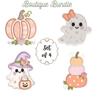 Könnte beinhalten: Ein digitales Stickmuster-Set mit dem Titel Boutique Bundle Set of 4, bestehend aus einem karierten Kürbis mit Rose, einem floralen Geist mit gepunkteter Schleife, einem Geist mit Hexenhut und einem Stapel aus drei gemusterten Kürbissen.