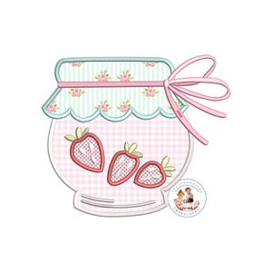 Puede incluir: Un tarro de gingham rosa y blanco con una tapa azul claro y una cinta rosa. El tarro contiene tres fresas rojas.