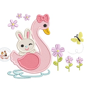 Può includere: Cigno rosa con un coniglietto bianco seduto sulla sua schiena. Il cigno ha un fiocco rosa sulla testa. Ci sono fiori rosa e una farfalla gialla sullo sfondo.