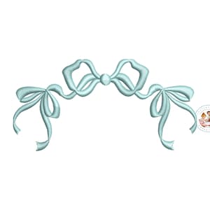 Puede incluir: Un lazo de cinta azul claro con dos lazos más pequeños a cada lado, formando un arco.