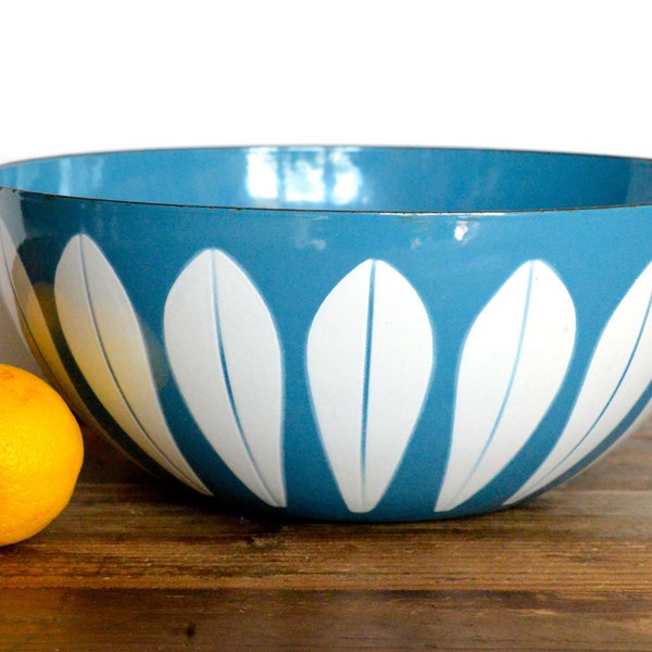 Cathrineholm, Grete Prytz Kittelsen-designed 'Lotus' light blue 9.5" bowl
