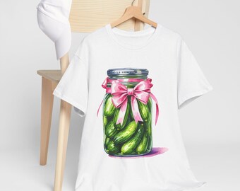 Maglietta Coquette pickle: questa maglietta alla moda per adulti presenta un grazioso barattolo di sottaceti all'aneto e un fiocco rosa! Un regalo perfetto e originale per gli amanti dei sottaceti