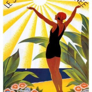 K&ouml;nnte beinhalten: Ein Vintage-Reiseplakat mit einer Person in schwarzem Badeanzug und roter Kappe, die mit erhobenen Armen in Richtung einer hellgelben Sonne steht. Der Text lautet LE SOLEIL TOUTE L'ANN&Eacute;E SUR LA COTE D'AZUR. Gr&uuml;ne Palmenbl&auml;tter und orangefarbene Blumen.