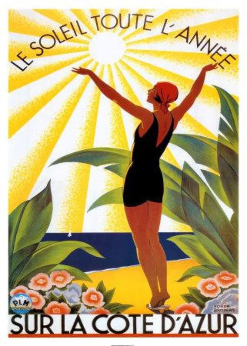 K&ouml;nnte beinhalten: Ein Vintage-Reiseplakat mit einer Person in schwarzem Badeanzug und roter Kappe, die mit erhobenen Armen in Richtung einer hellgelben Sonne steht. Der Text lautet LE SOLEIL TOUTE L'ANN&Eacute;E SUR LA COTE D'AZUR. Gr&uuml;ne Palmenbl&auml;tter und orangefarbene Blumen.