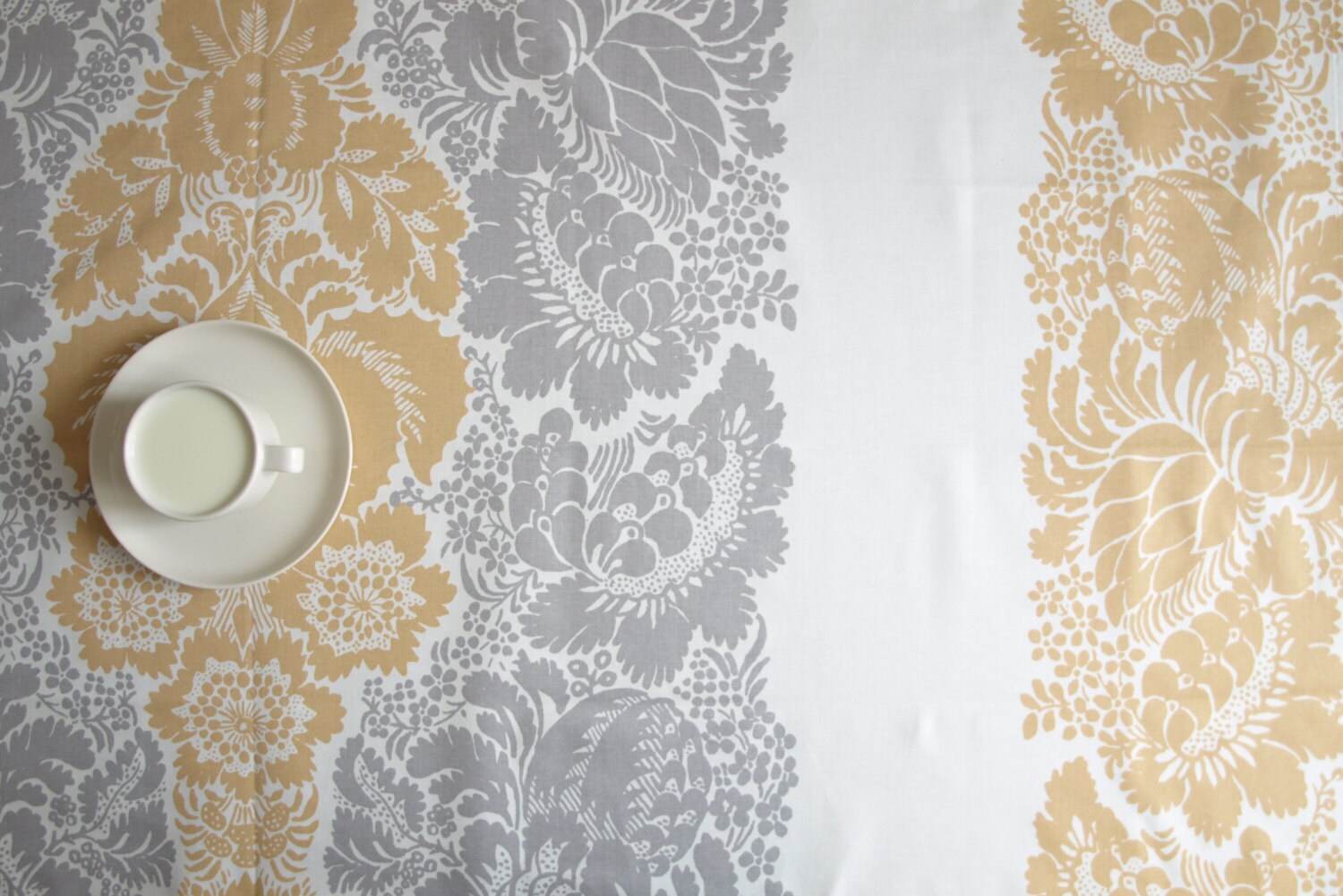 Marimekko テーブルクロス ホワイト グレー ゴールデンイエロー Ananas