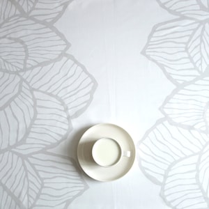 Nappe blanche, feuilles grises et serviettes de table, rideaux, oreillers disponibles, excellent cadeau
