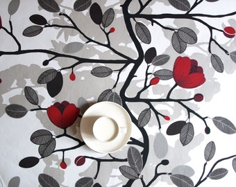 Tischdecke weiß-schwarz mit roten Blumen, beigefarbener Schatten; Tischläufer, Servietten, Geschirrtücher und Vorhänge erhältlich; tolles Geschenk!