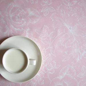 Tischdecke weiß pastellrosa romantische Blumen Tischdecke Skandinavisches Design , auch Servietten , Tischläufer erhältlich , tolles GESCHENK