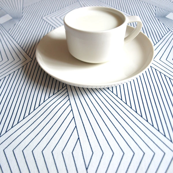 Chemin de table ou de lignes graphiques bleu marine de serviettes blanches, oreiller couvrent également des cadeaux disponible, une grande