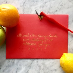 Caligrafía moderna estilo "Gabrielle" Dirección caprichosa con letras a mano: invitaciones de boda, sobres, cartas, duchas, etc.