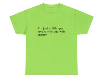 Camiseta unisex de algodón grueso y divertida con la frase "Soy un poco gay y un poco malo con el dinero". Perfecta para eventos del orgullo LGBTQ+ y ropa informal.