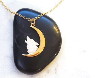 Collar chapado en oro de 14 quilates con dije de lobo aullando y luna: un regalo para ella