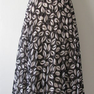 60s Pleated A-Line Skirt w/ Black & White Leave Print, L-XL / w33 // Vintage Flared Plus Size Skirt image 4