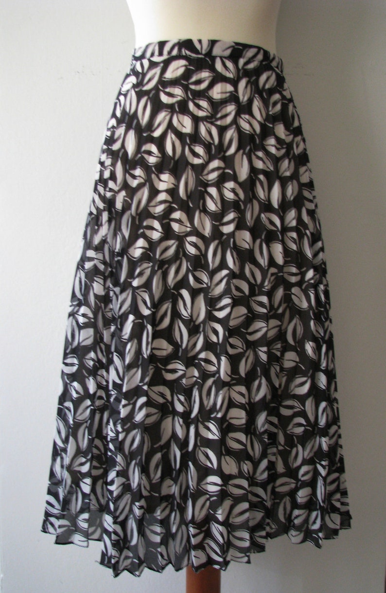 60s Pleated A-Line Skirt w/ Black & White Leave Print, L-XL / w33 // Vintage Flared Plus Size Skirt image 5