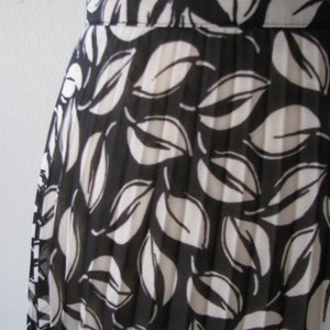 60s Pleated A-Line Skirt w/ Black & White Leave Print, L-XL / w33 // Vintage Flared Plus Size Skirt image 2