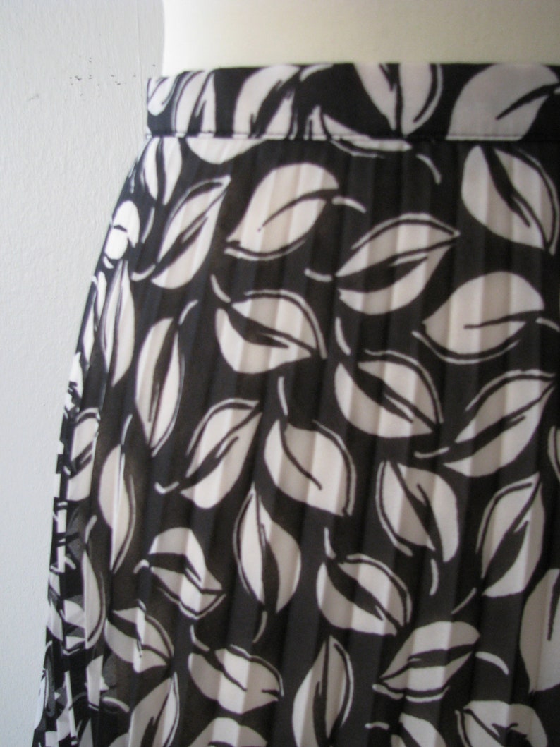 60s Pleated A-Line Skirt w/ Black & White Leave Print, L-XL / w33 // Vintage Flared Plus Size Skirt image 2