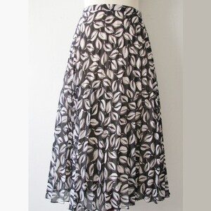 60s Pleated A-Line Skirt w/ Black & White Leave Print, L-XL / w33 // Vintage Flared Plus Size Skirt image 1